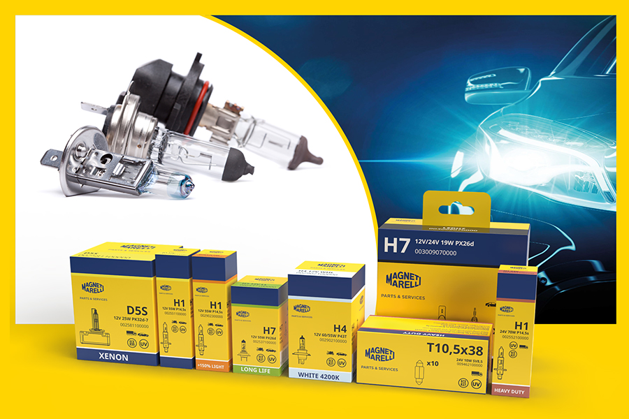 Drei Lampentypen von Magneti Marelli Parts & Services im Vordergrund, repräsentativ für das technologische Angebot. Im Hintergrund die Verpackungen der verschiedenen Produktlinien, jede mit ihrem eigenen Lampentyp. Im Hintergrund ein Teil der Silhouette eines Fahrzeugs mit eingeschaltetem Scheinwerfer, Symbol für Innovation und Leistung.